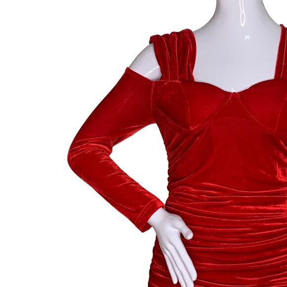 Boohoo NWT Velvet Bardot Cup Detail Mini Dress Size 4 Dark Red Cold Shou… - Picture 4 of 12